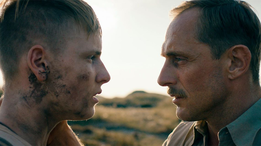 «زیر شن»(Land of Mine) با بازی لوئیس هافمن و رولاند مولر